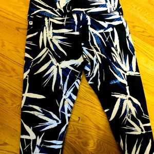 Fabletics 3/4 length floral pattern leggings size L like new